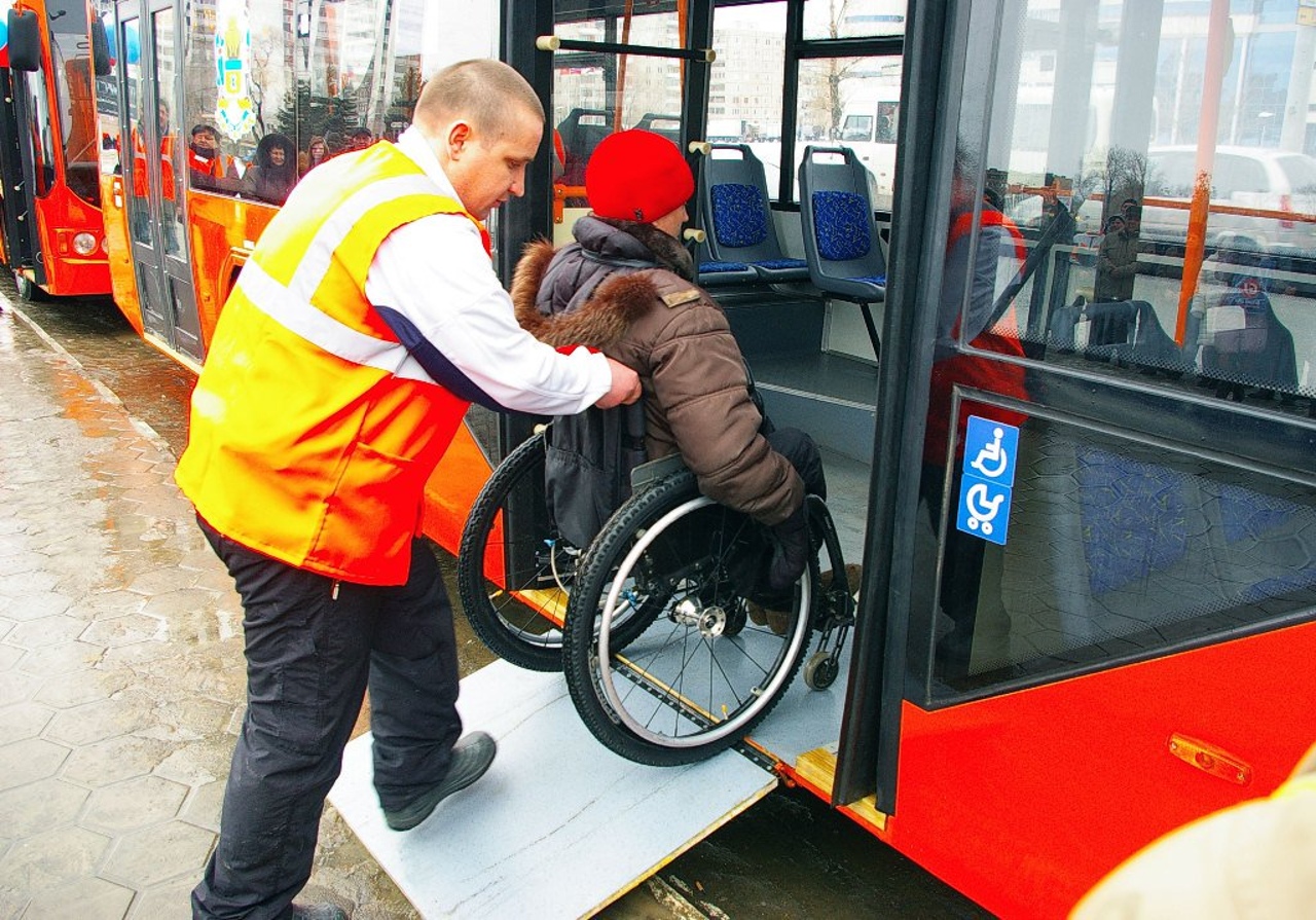 Транспортная доступность для инвалидов. Транспорт для инвалидов. Общественный транспорт для инвалидов. Автобус для инвалидов. Доступная среда для инвалидов.