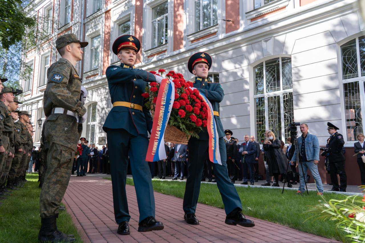 принять участие в церемонии