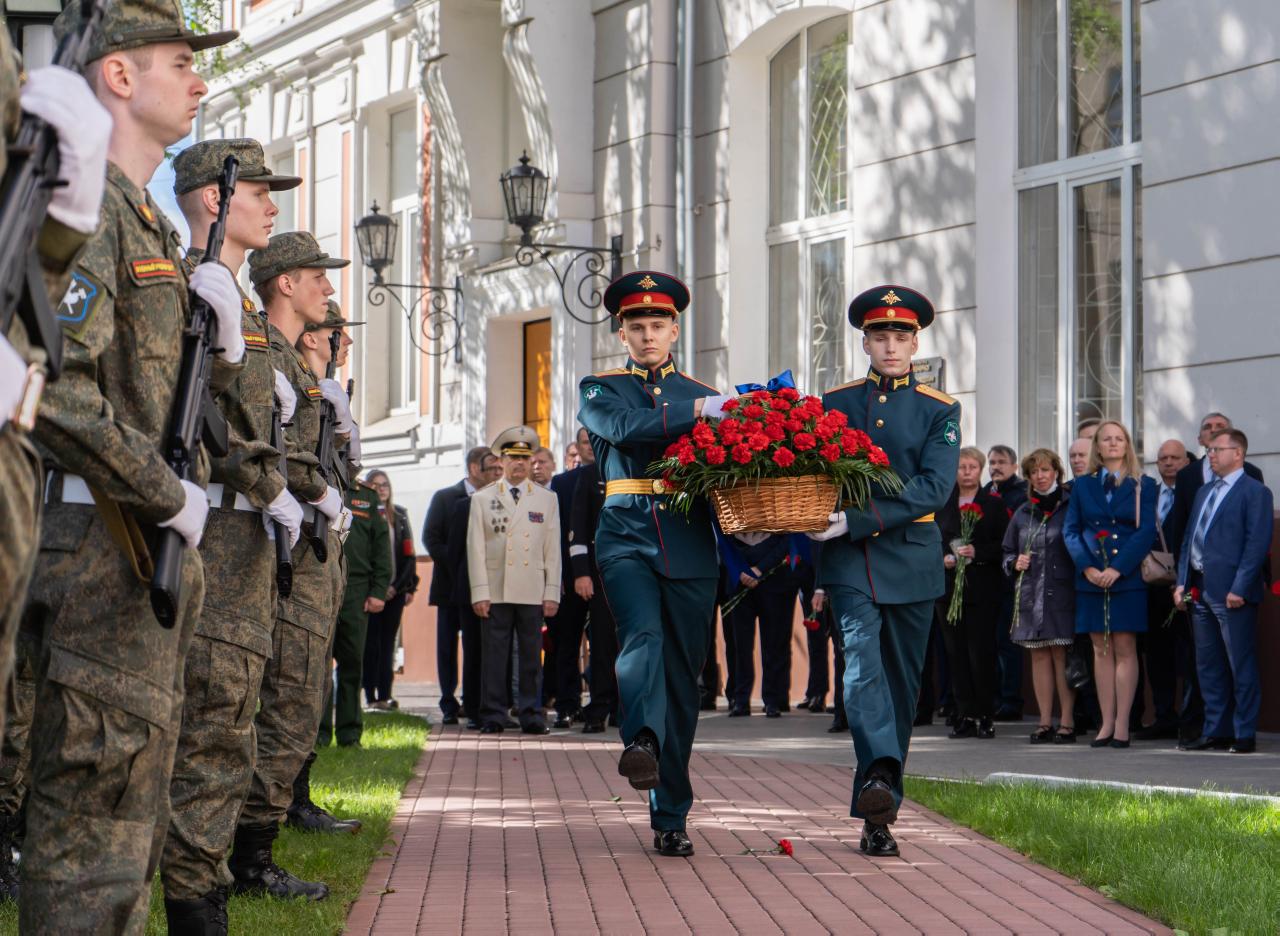 принять участие в церемонии