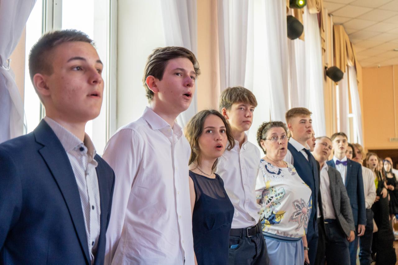 Выпускница 9 класса. Выпускники 9 классов. Выпускник 9 класса. Выпускник 9 класса. Выпускники миит.