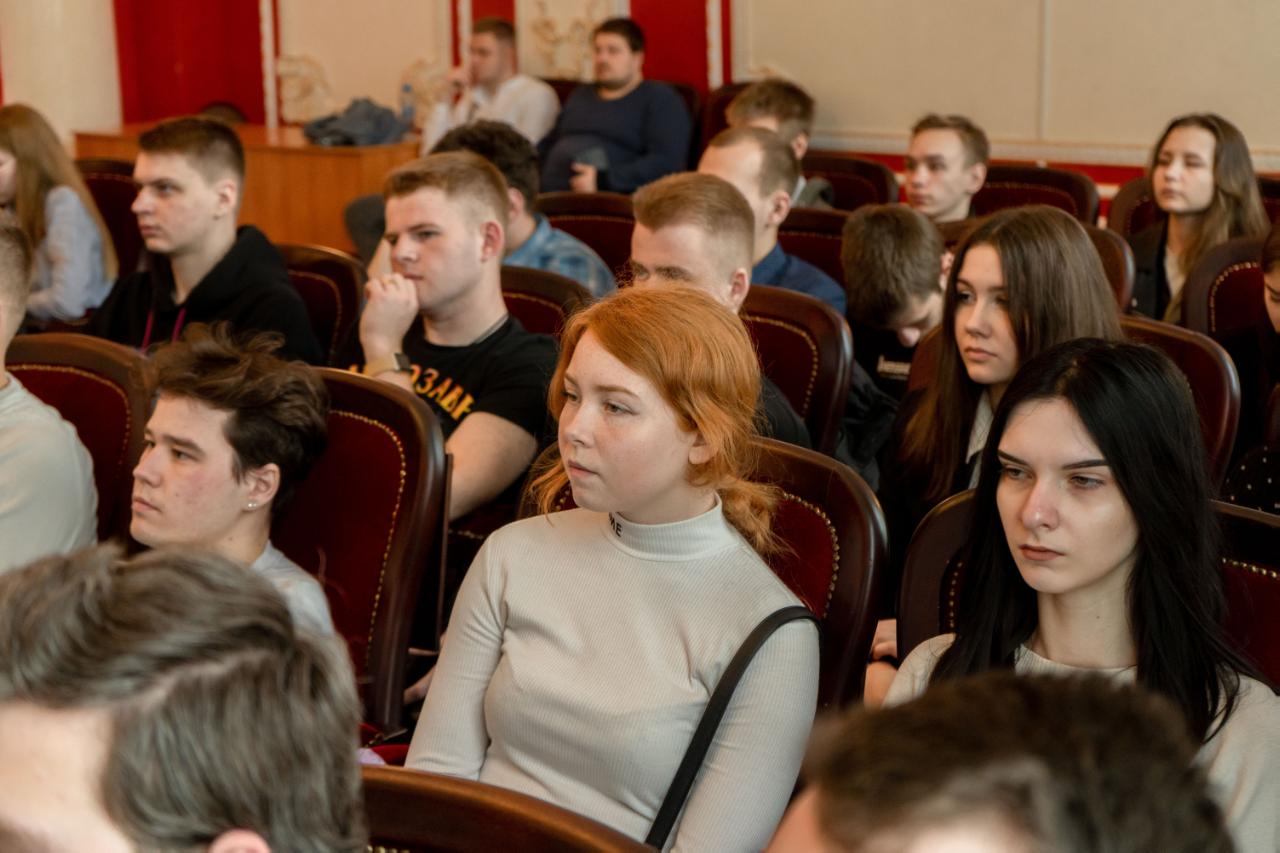Вакансия дирекция. Студенты на перемене. Студенты РЖД. Отдел кадров МИИТ. Творческая жизнь рут МИИТ